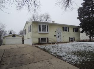 6 Center Rd, Streamwood, IL 60107