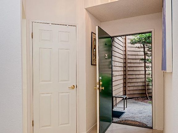 5th image of 25 Cove Ln #25