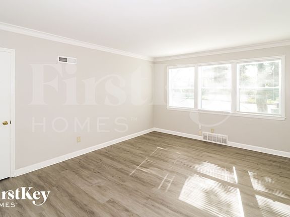 3rd image of 1094 E Shelby Dr