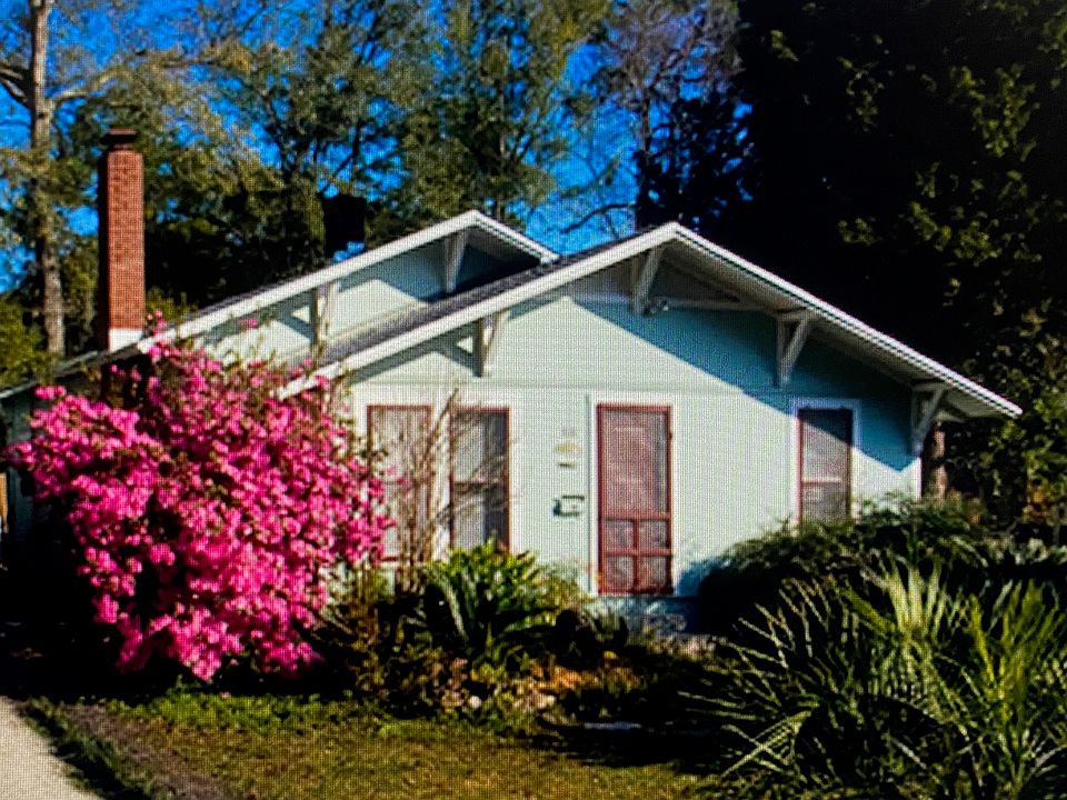 1st image of 818 NE 7th Pl