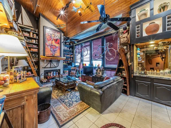 5715 Holly Hill Cir, Dallas, TX 75231