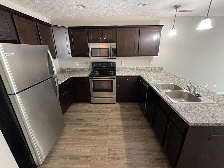 Six Mile Lane Apartments — Photo 19