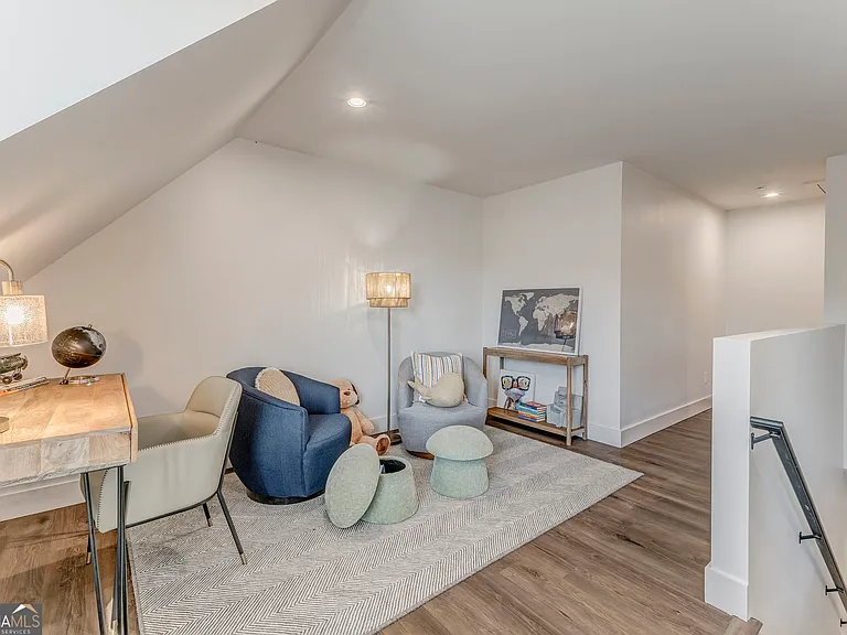 77 Chateau Dr — Photo 40