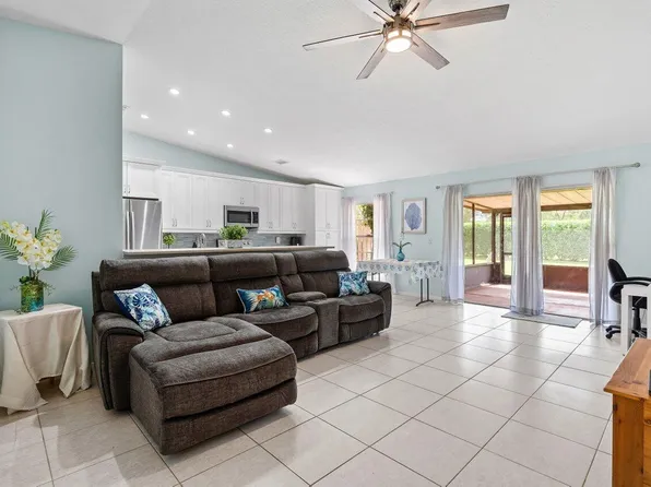 14 Chelsea Lane, Boynton Beach, FL 33426