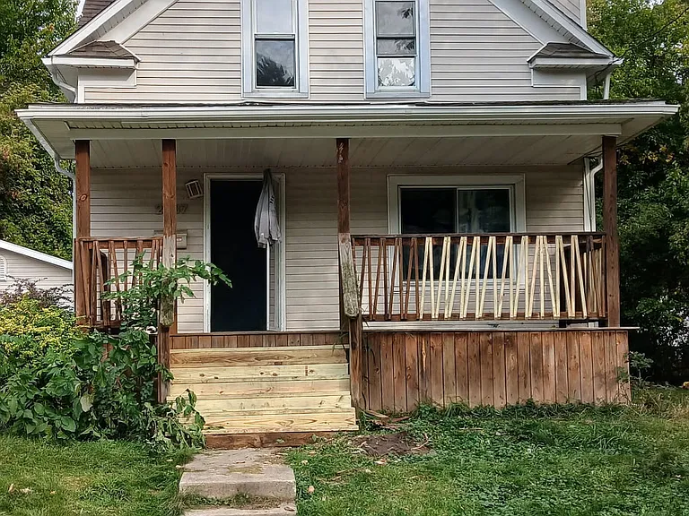 2037 Blades Ave — Photo 3