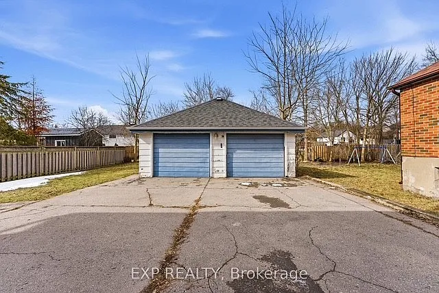 Building Photo - 8 Reynolds Cres #1