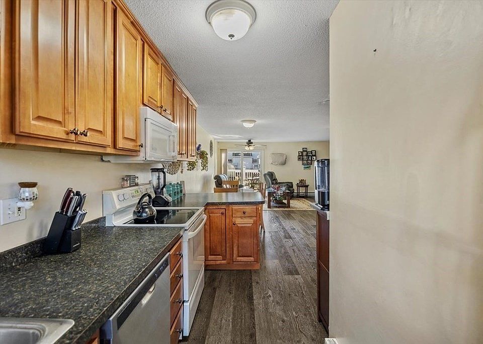 Barnside Condominiums 168 Hart St Taunton, MA Zillow Apartments