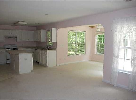 4th image of 203 Arbor Oaks Dr