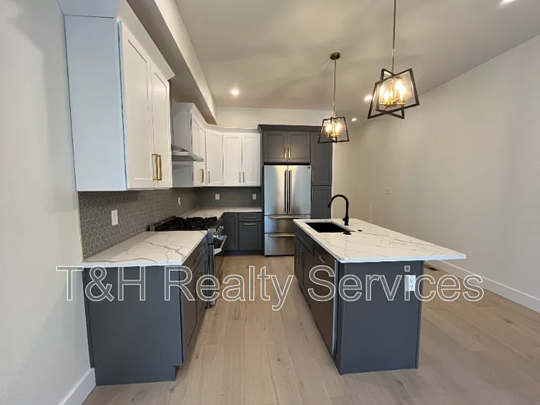 930 Woodlawn Ave — Photo 9