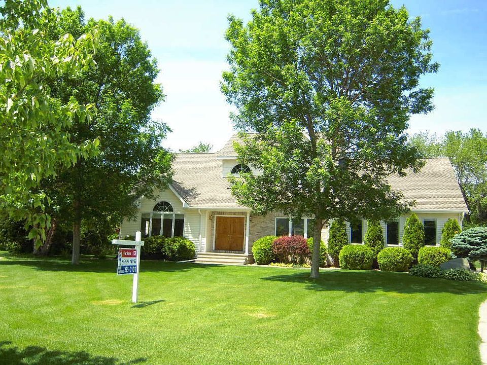 Beautiful Custom Built Home On Quiet Culdesac!