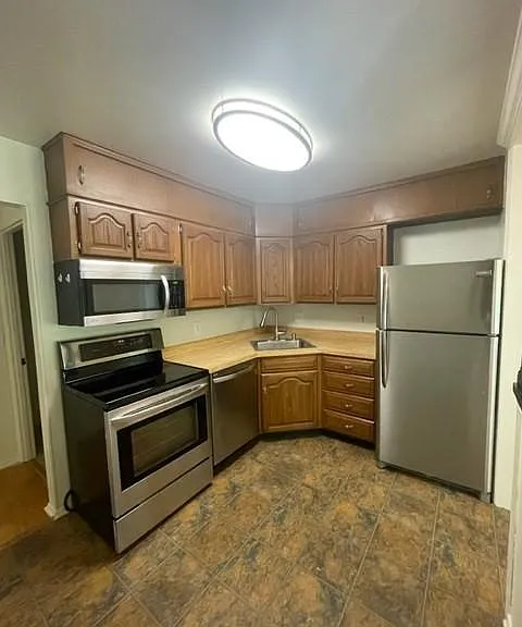 220 Crocker Dr #E — Photo 2