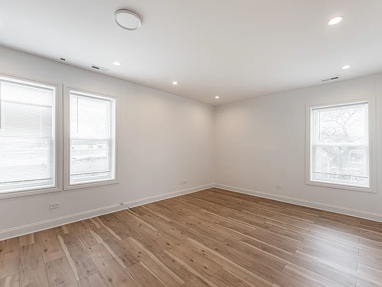 2101 N Hamlin Ave #3F — Photo 4