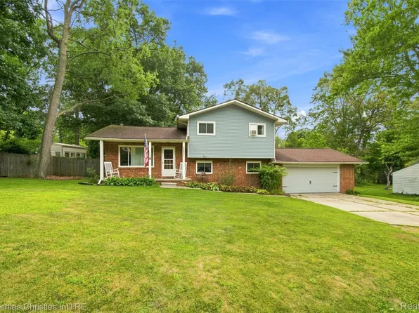 2631 Edgevale Dr, Waterford, MI 48329