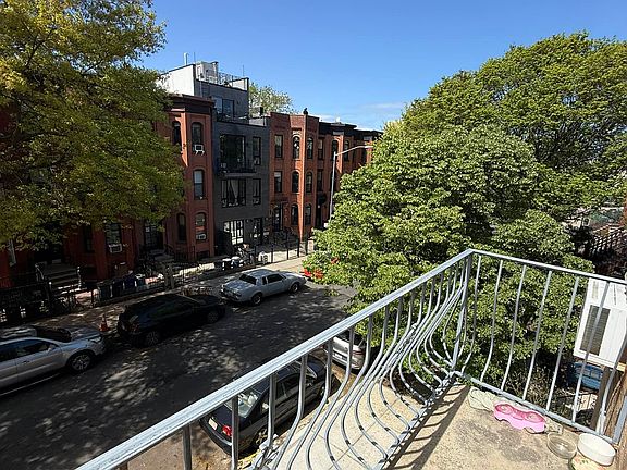 4th image of 32 Eldert St #Penthouse 3