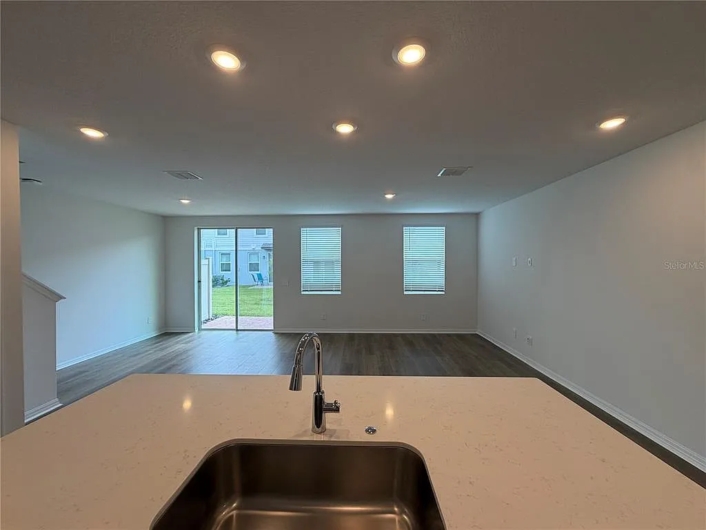 3 bed, 2.5 bath, 1566 sqft, $2,200 — Photo 3
