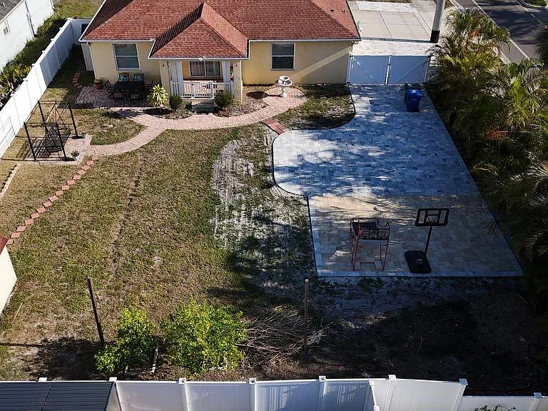 2402 Dryer Ave — Photo 45