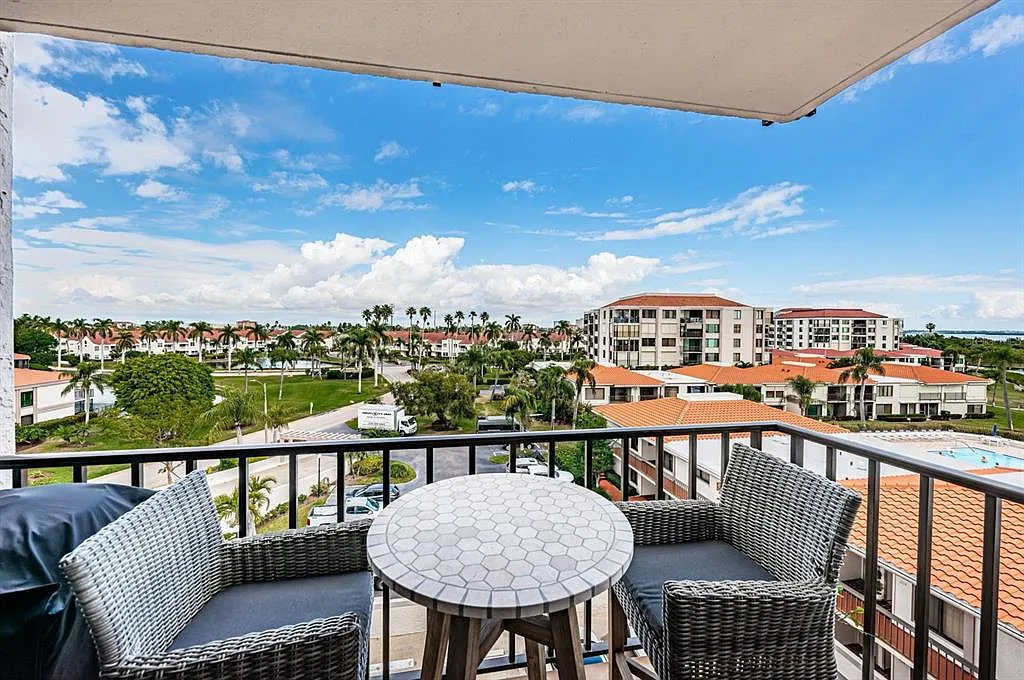 1 bed, 1.5 bath, 780 sqft, $7,110 — Photo 3
