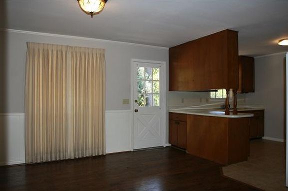 4th image of 1604 Victoria Dr