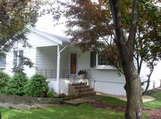 3 Deer Ln, Highland Lakes, NJ 07422