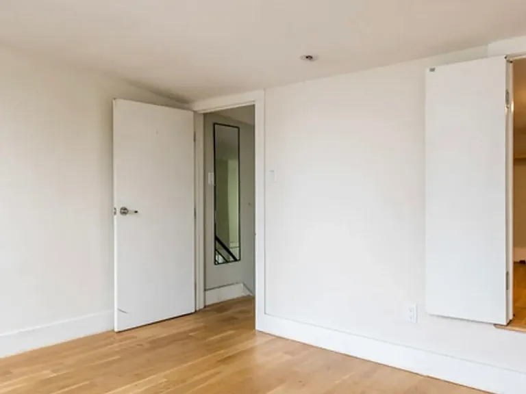 338 Melrose St #3L — Photo 9