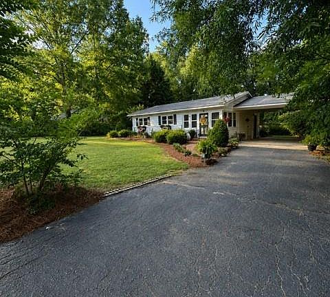 3rd image of 606 N Pine Ln