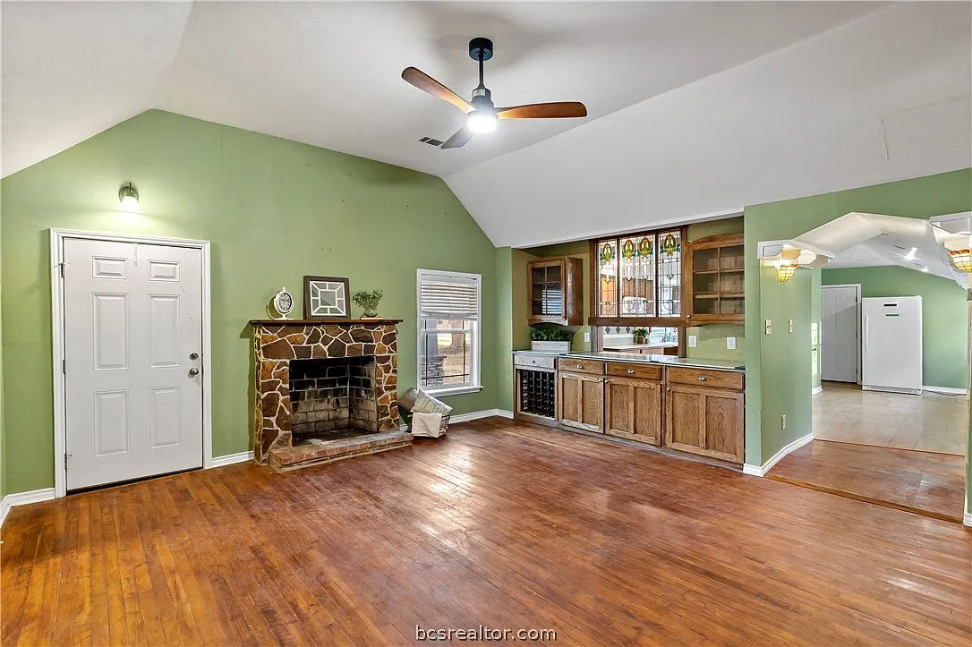4 bed, 3165 sqft, $3,000 — Photo 3