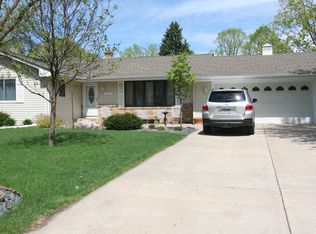 406 Highland Dr, Chanhassen, MN 55317