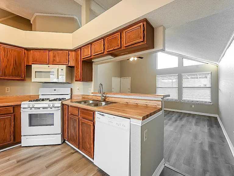 1411 Sandalwood Dr — Photo 10
