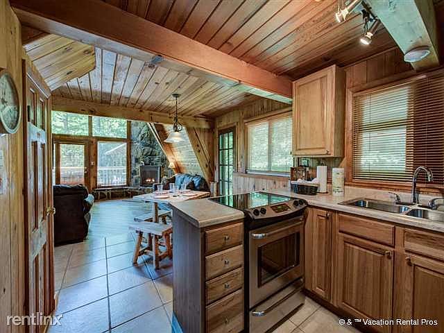 The fully equipped kitchen