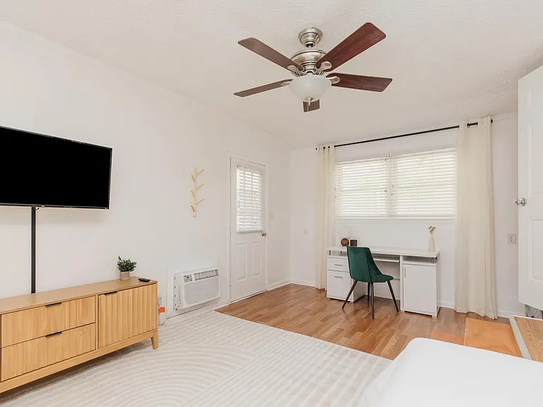 Bedroom4/Office w/Double Twin Bed & TV. Work Desk included (NOTE: Must pass through master bedroom to access)