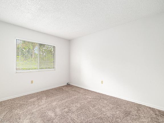 4th image of 3527 Fox Hollow Dr