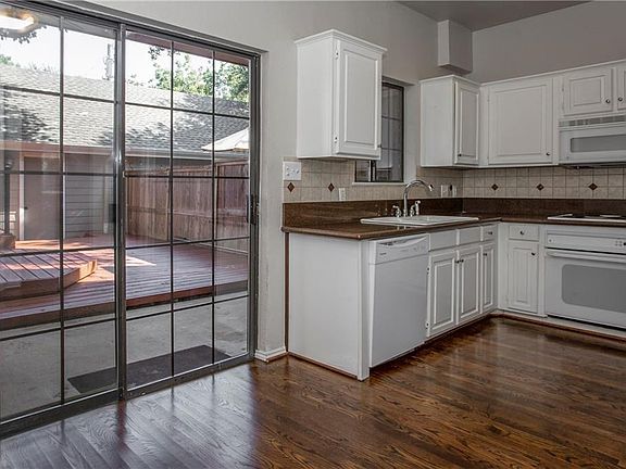 3rd image of 4732 Collinwood Ave