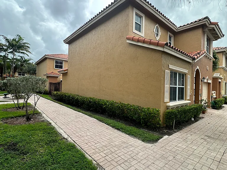 8508 NW 141st Ter #501 — Photo 2