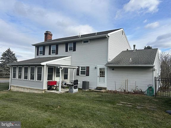 2nd image of 124 Mesa Dr