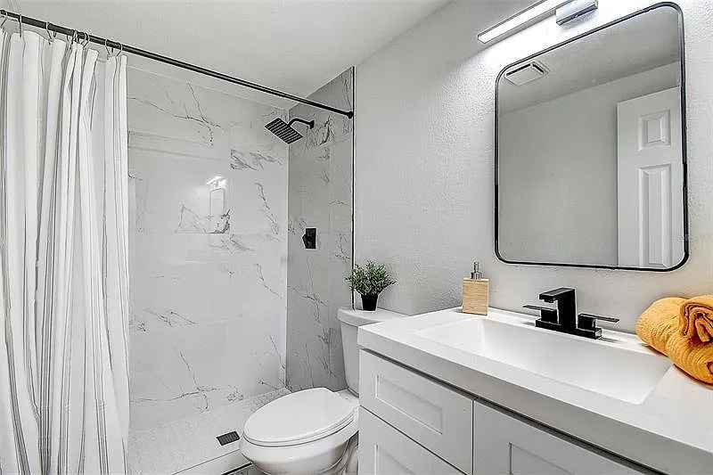 4 bed, 2.5 bath, 1600 sqft, $810 — Photo 2