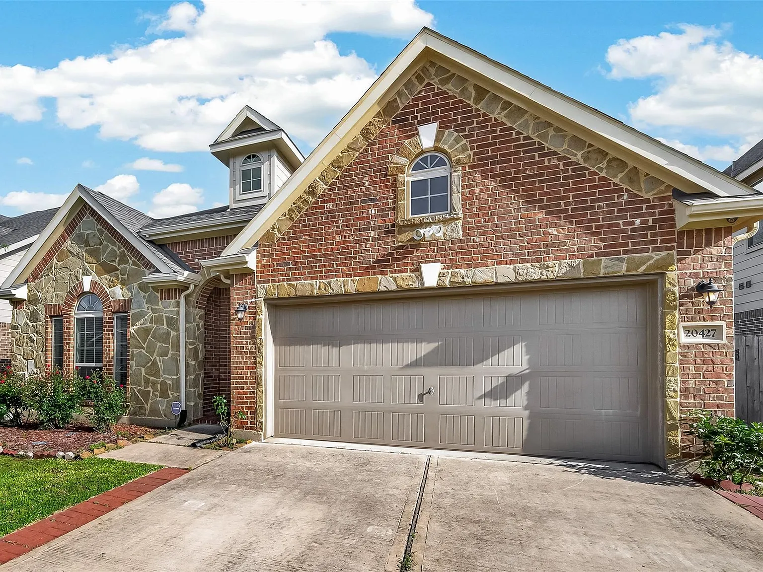 3 bed, 2.0 bath, 2099 sqft, $2,400 — Photo 1