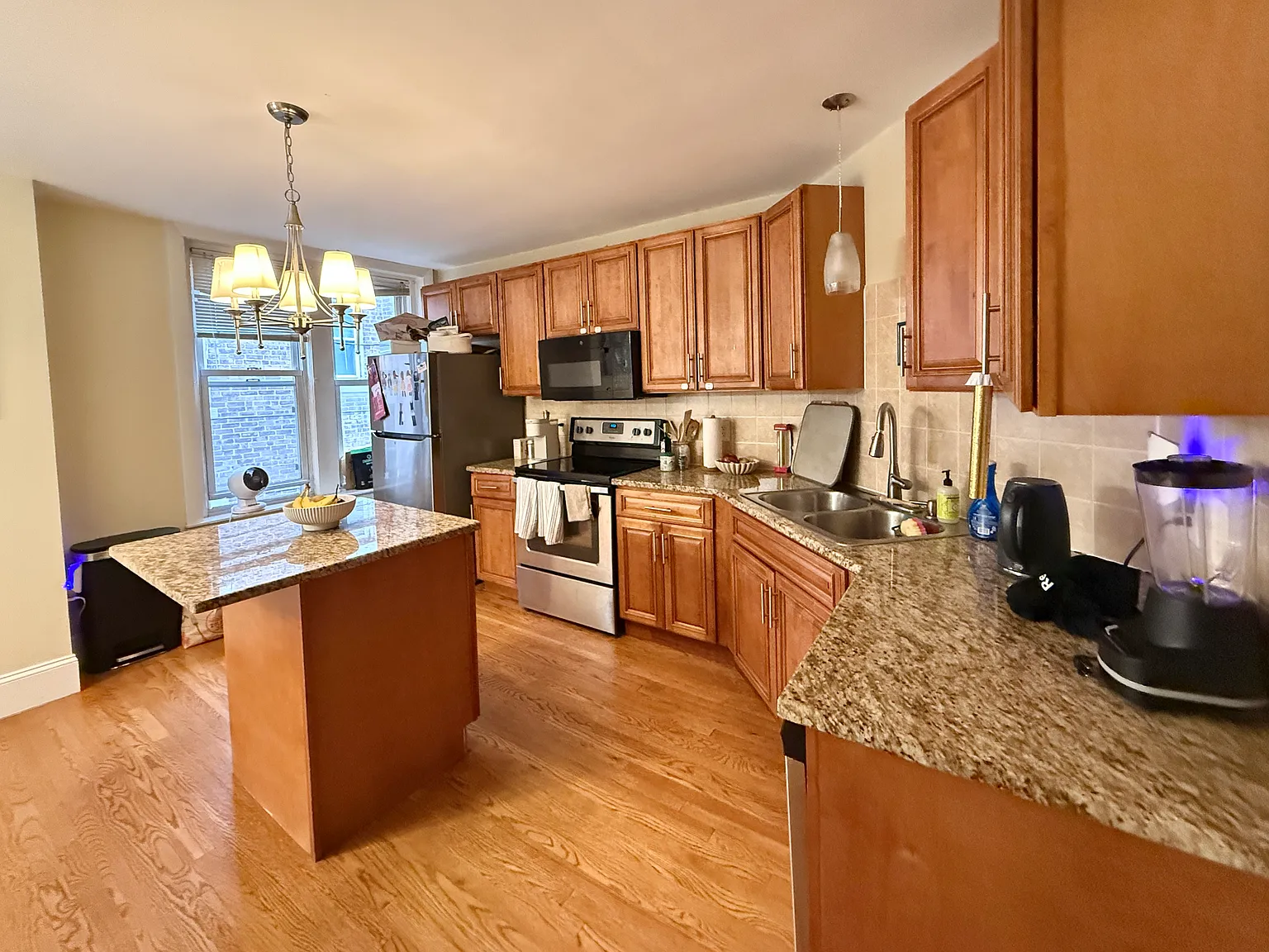 5 bed, $8,400 — Photo 1