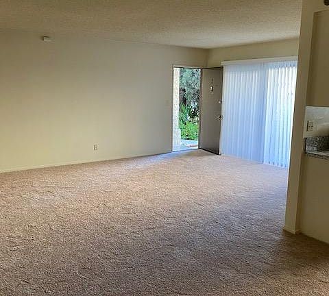 4th image of 2831 Montrose Ave APT 2