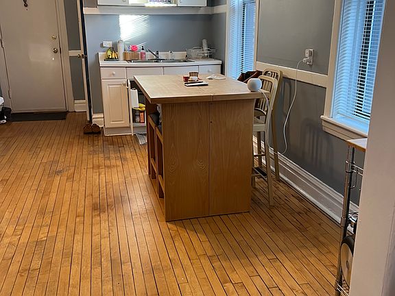 2nd image of 1014 N Hermitage Ave APT 1R