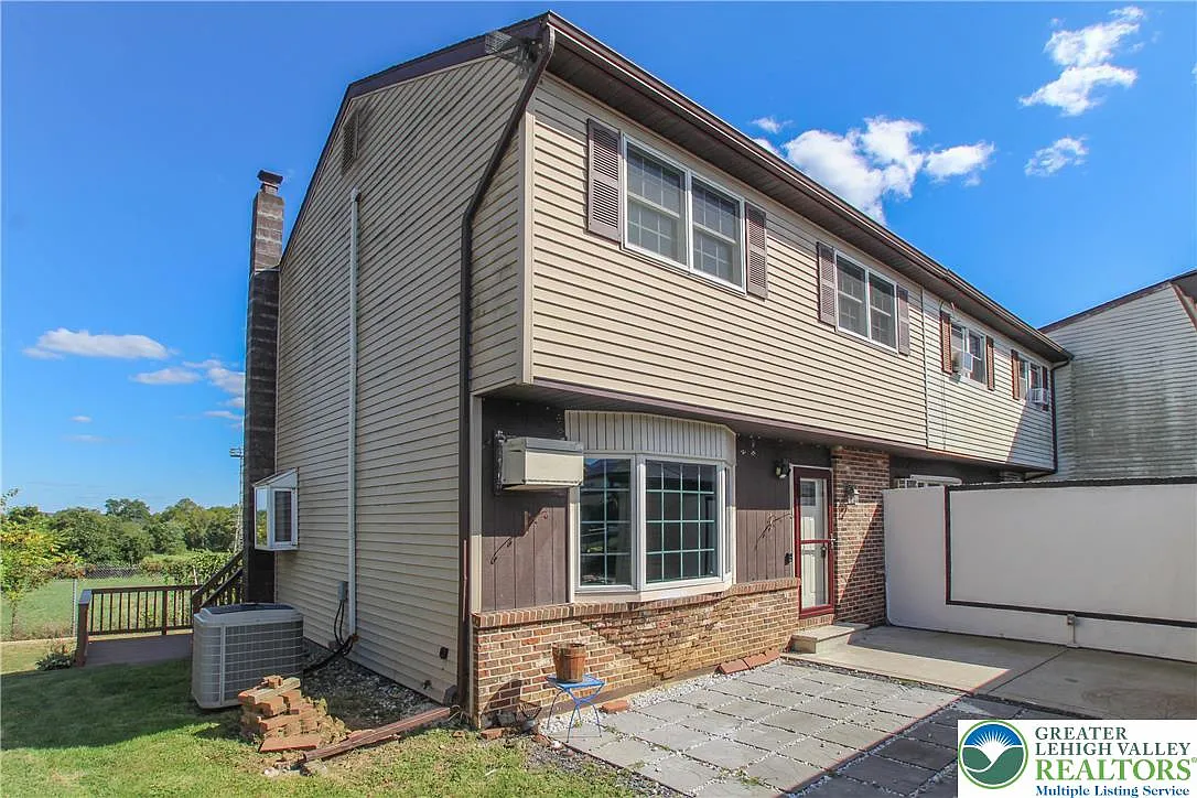4 bed, 1.5 bath, 1439 sqft, $2,450 — Photo 2