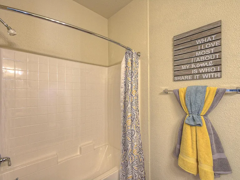 Deer Valley Regency Apartments — Photo 21