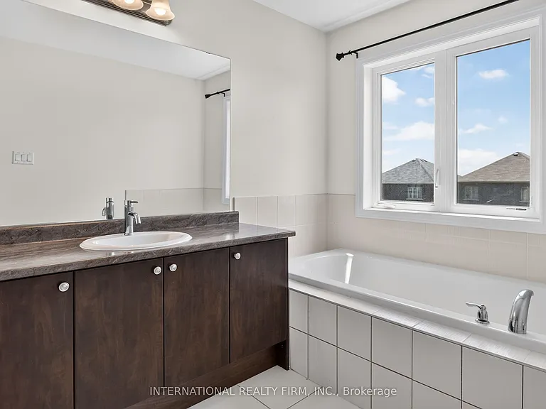 240 Ridley Cres — Photo 24