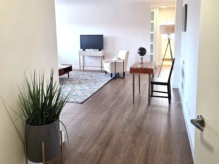 506 Entryway with two closets!