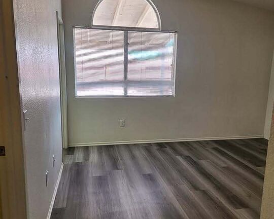 4th image of 655 Silverwood St