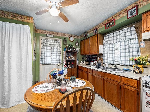 2nd image of 815 Edison Ln