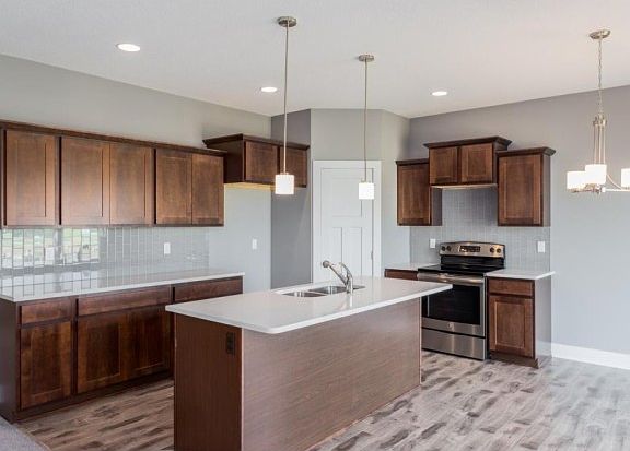 3rd image of 120 Aspen Dr NE