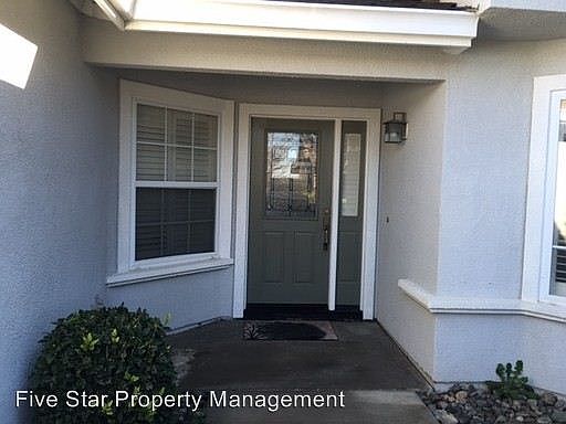 3rd image of 1582 Queensland Ave
