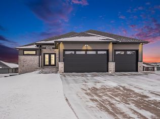 8209 E Ladyslipper Cir, Sioux Falls, SD 57110