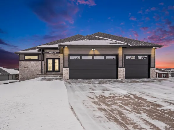 8209 E Ladyslipper Cir, Sioux Falls, SD 57110