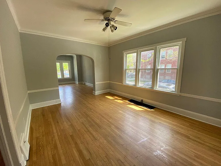 1901 W Belle Plaine Ave #1F — Photo 2